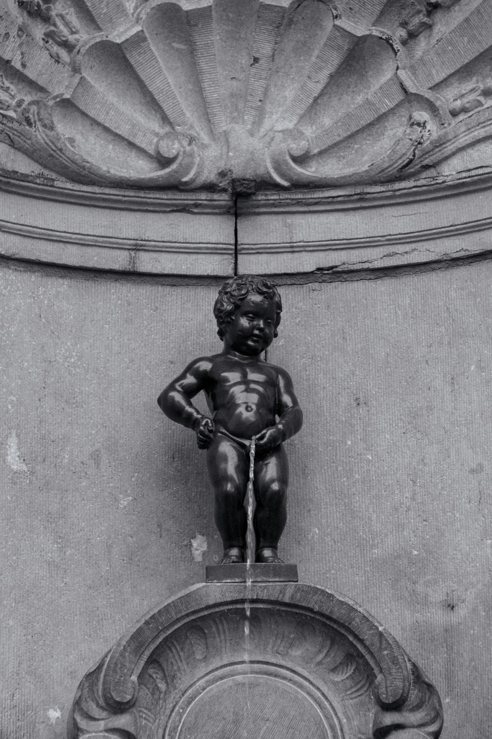 a black and white photo of a water fountain